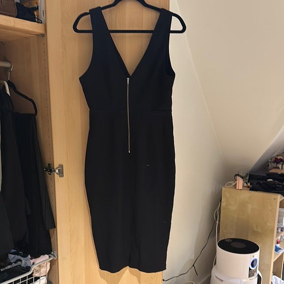 Elegant Black Midi Dress - Picture 2 of 5
